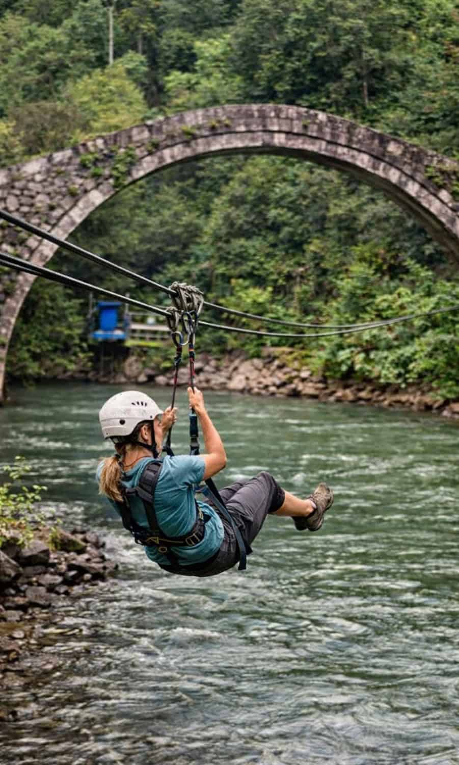 Fırtına Deresi üzerinde zipline keyfi ve Meona Villa'ya yakın macera aktiviteleri.