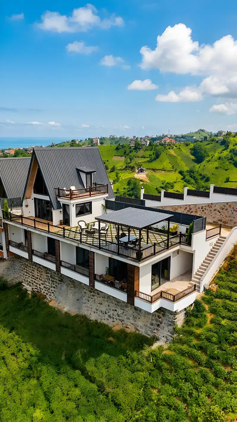 Meona Villa Ardeşen'de yer alan modern İskandinav loft mimarili bungalovun ön cephe görünümü.