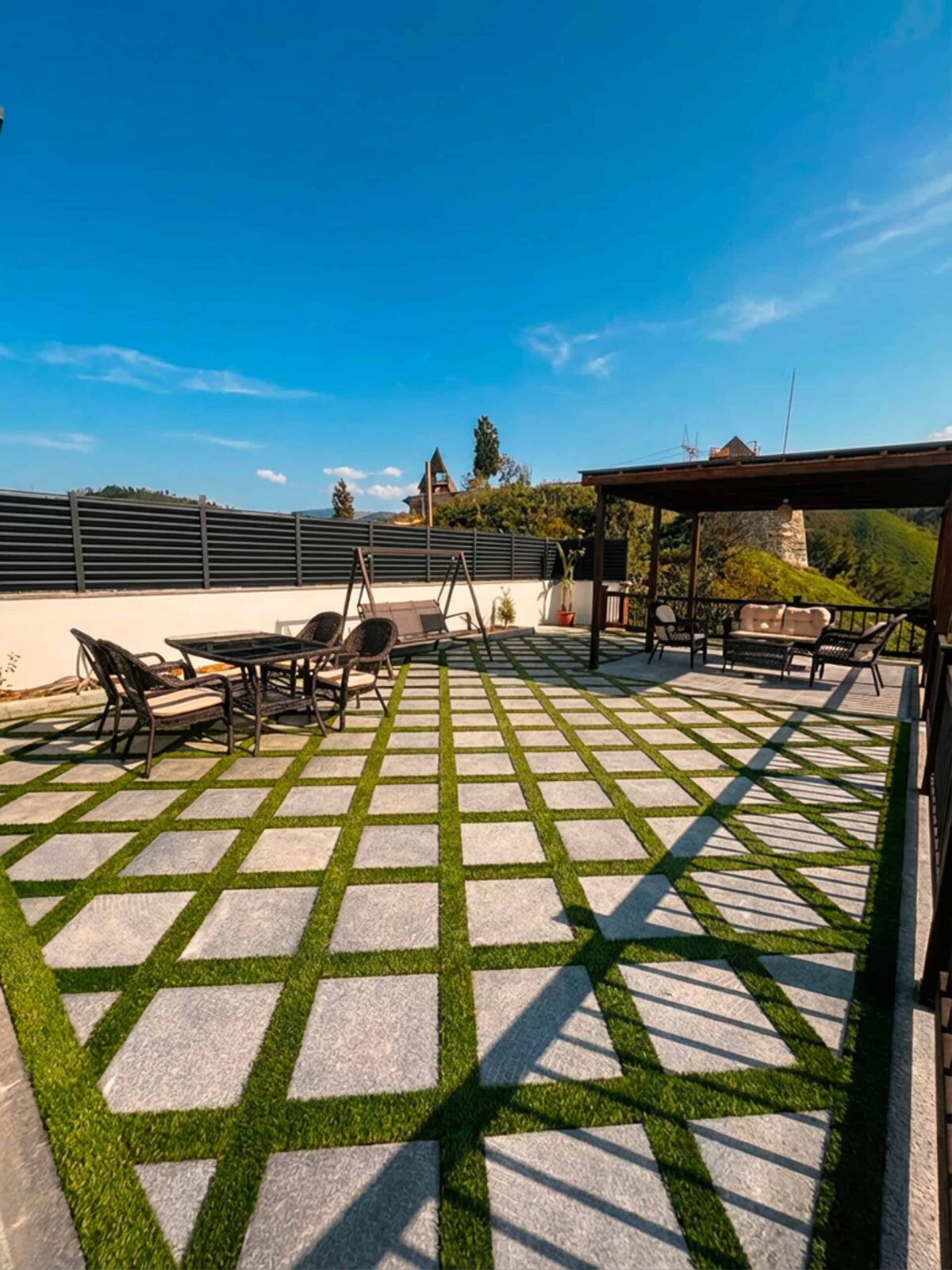 Meona Villa'ya özel 100 m² müstakil bahçe, oturma alanı ve camelya (gazebo) görünümü.