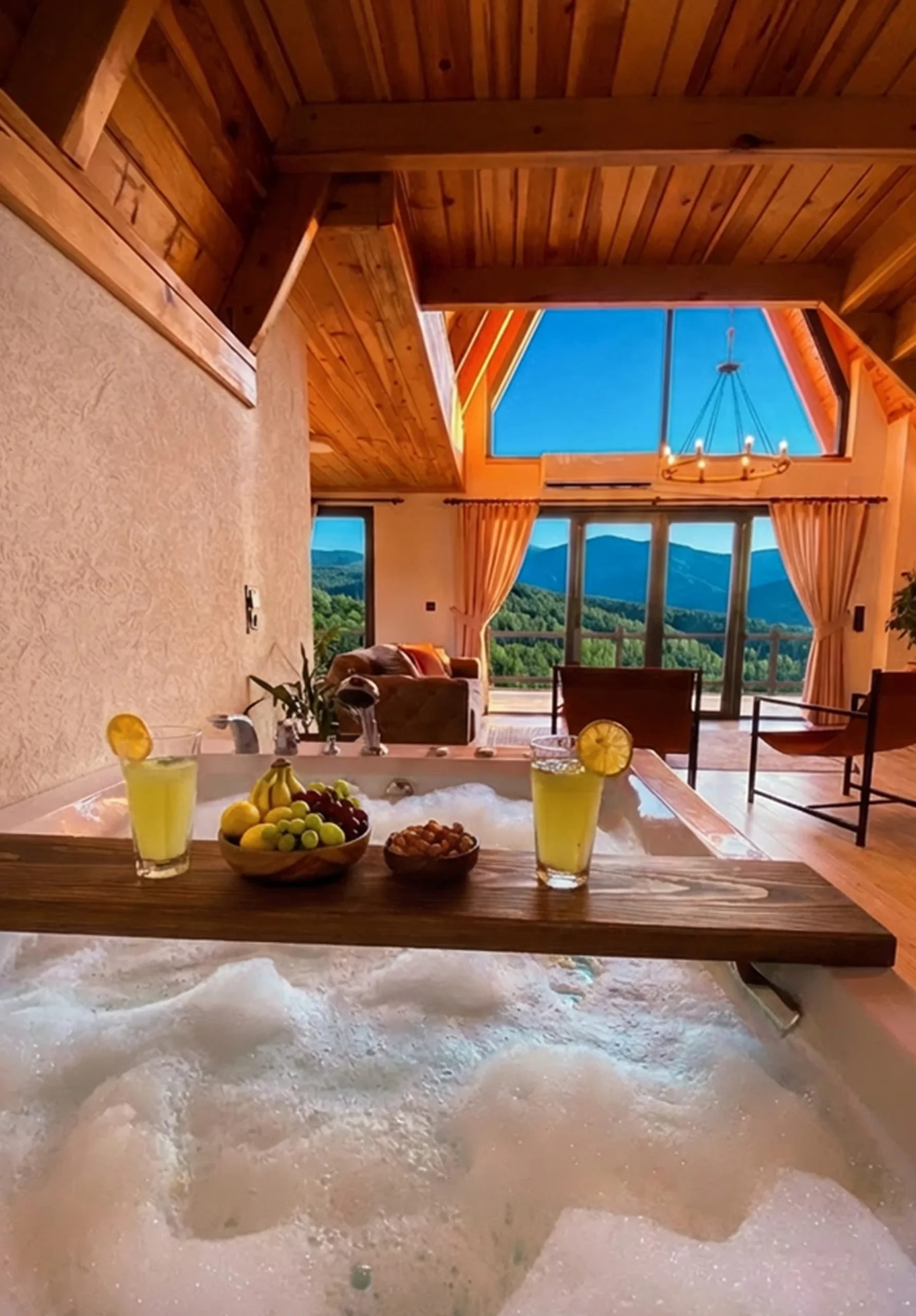 Villa içerisinde 7/24 kullanıma uygun, iki kişilik profesyonel hidromasajlı jakuzi keyfi.