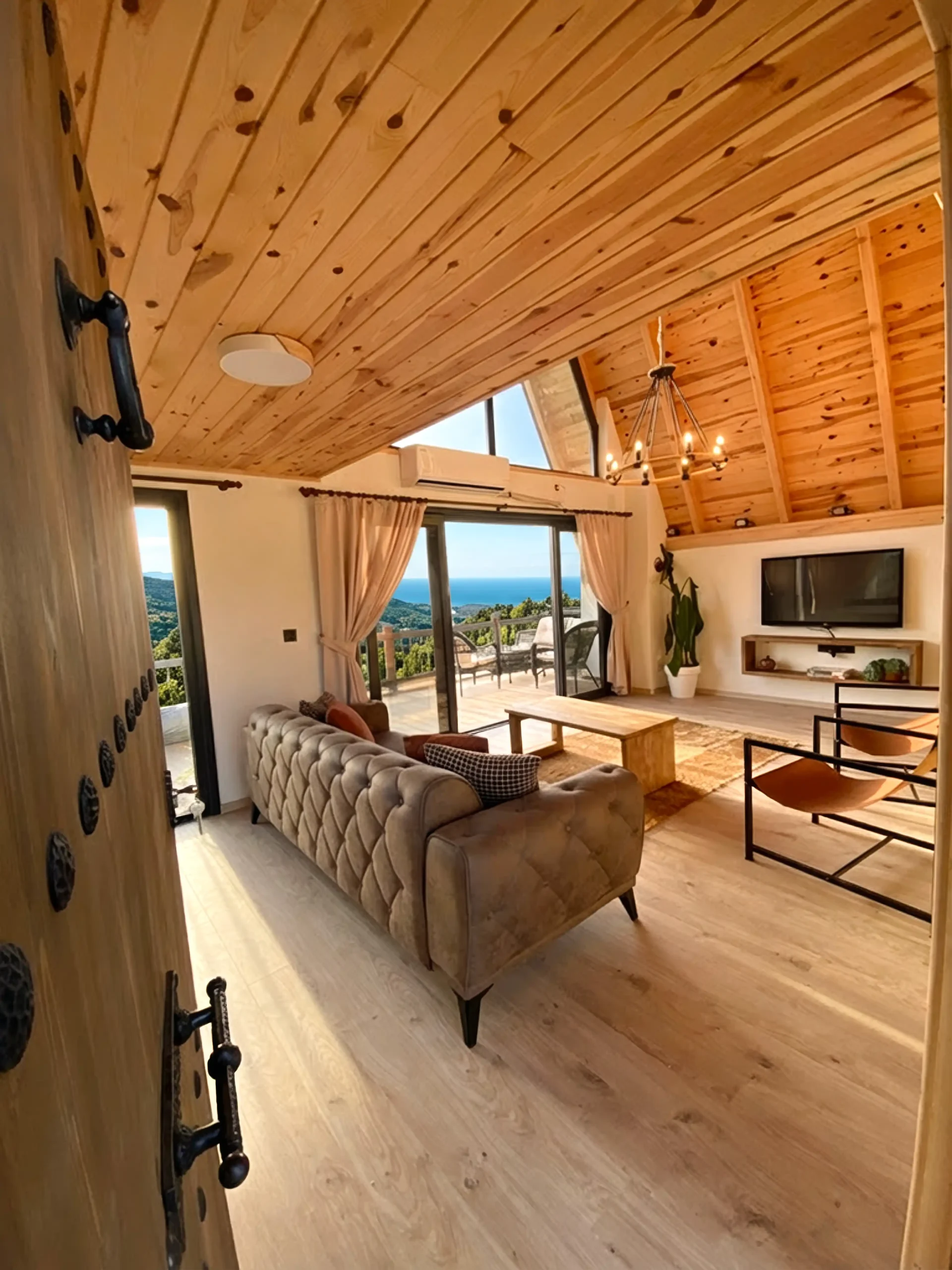 Meona Villa modern loft iç tasarımı, yüksek tavanlı salon ve şömine soba alanı.