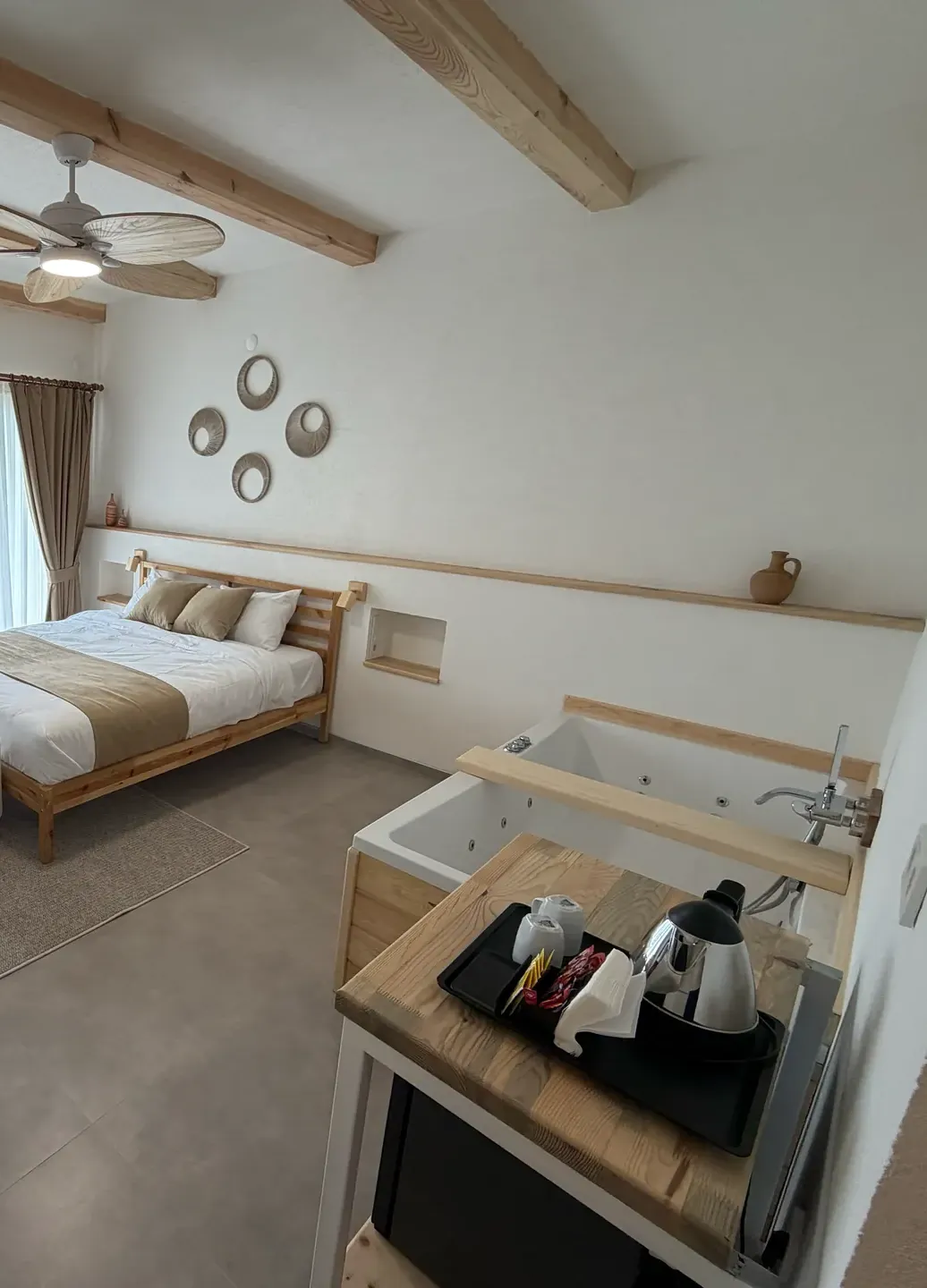 Meona Deluxe Suite: ahşap tavan kirişleri, king size yatak ve oda içi jakuzi