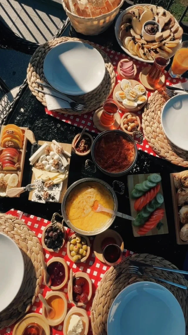 Videonun tadı damağınızda kaldı değil mi⁉️Eşsiz köy kahvaltımızla ilgili daha fazla spoiler vermemek için videoyu kısa tutuyoruz. 😬☕️🍳🥞🏡@meonabungalov📍Ardeşen - Rize✈️ Rize Havalimanına 15 dk.🏙️ Şehir Merkezine 4 km.👫🏻2-3 Kişilik🍴Mutfak / Airfryer🛁 Hidromasajlı Jakuzi🚗 Özel Otopark Alanı🍳 Kahvaltı Hizmeti🛜 Wifi - Netflix🏞️Yatak Odasına Özel Seyir Terası🏔️Kaçkar Dağları - Vadi ve Deniz Manzaralı☎️ Bilgi ve Rezervasyon 0(542) 150 18 53..#karadeniz #bungalov #ayderyaylası #çamlıhemşin #otel #karadenizbalayı #tinyhouse #huseryaylası #rize #trabzon #ayder #fırtına #jakuzi #hidromasaj