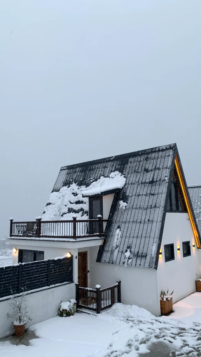 Meona Villa Bungalov ❄️🌨️🏡 @meonabungalov📍 Ardeşen - Rize✈️ Rize Havalimanına 15 dk.🏙️ Şehir Merkezine 4 km.👫🏻 2-3 Kişilik🍴 Mutfak / Airfryer🛁 Hidromasajlı Jakuzi🚗 Özel Otopark Alanı🍳 Kahvaltı Hizmeti🛜 Wifi - Netflix🏞️ Yatak Odasına Özel Seyir Terası🏔️ Kaçkar Dağları - Vadi ve Deniz Manzaralı☎️ Bilgi ve Rezervasyon 0(542) 150 18 53..#karadeniz #bungalov #ayderyaylası #çamlıhemşin #otel #karadenizbalayı #tinyhouse #huseryaylası #rize #trabzon #ayder #fırtına #jakuzi #hidromasaj #winter #snow