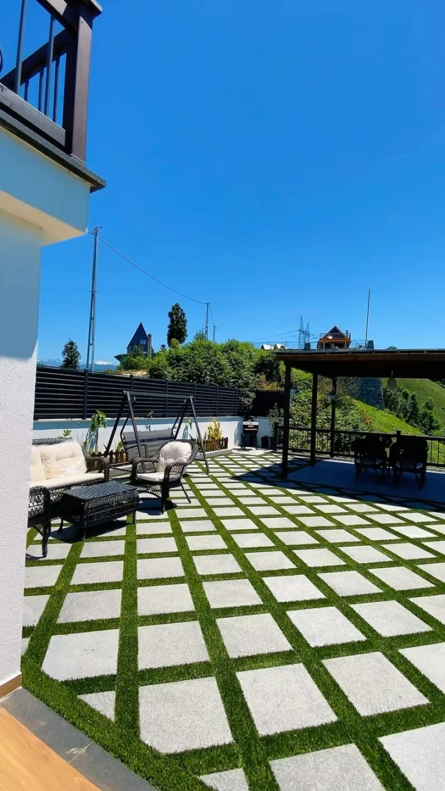 Rize’nin yemyeşil kalbinde, klasik bir bungalovdan çok daha fazlası:Meona Villa Bungalov 💙🪵 100 m² iç mekân ve özel konaklama,🌿 Müstakil bahçe & özel otopark,🌄 360° dağ, deniz ve vadi manzarası,🔥 Şömine soba & mutfak,💑 Balayı çiftleri ve 👨‍👩‍👧 aileler için ideal.Detaylar için profilimize göz at!❤️ Beğendiysen takip etmeyi, yorum yapmayı unutma!