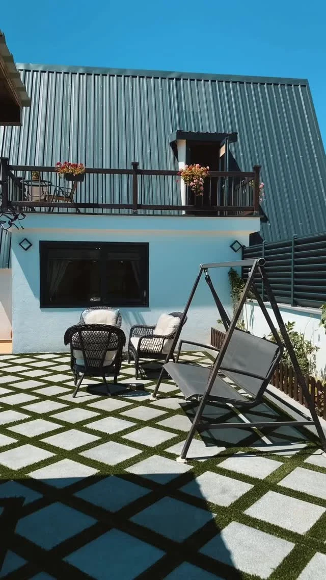 Doğayla İç İçe Özel Bir Tatil 🌿Bulutların arasında uyanmak, dağ ve deniz manzarasına karşı kahveni yudumlamak… ☕🌄✨ Meona Villa Bungalov, Rize’de huzur arayan çiftler ve balayı misafirleri için özel bahçeli, manzaralı ve sakin bir konaklama deneyimi sunar.🛁 Doğanın sessizliğinde dinlen🌲 Kalabalıktan uzaklaş💚 Kendinle baş başa kal📍 Rize#karadenizbalayı 📩 Rezervasyon için DM#MeonaVilla #RizeBungalov #RizeTatil #BalayıVillası #DoğaİçindeTatil #ManzaralıBungalov #RizeKonaklama #HuzurluTatil #KaradenizTuru #ÖzelVilla