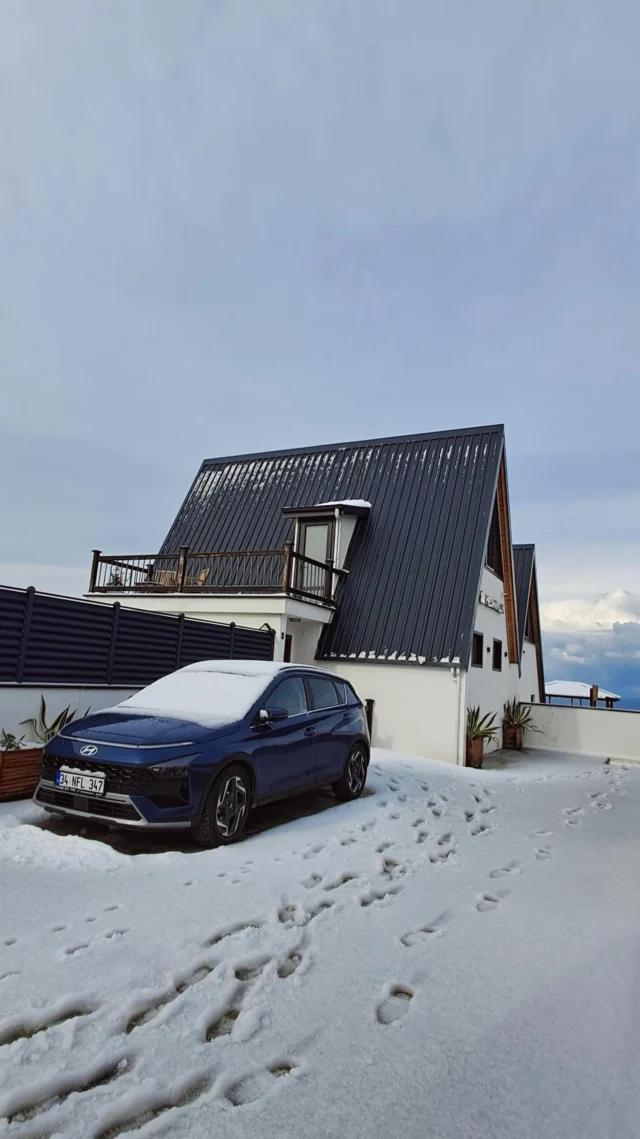 Snowy Meona ❄️🌨️🏡 @meonabungalov📍 Ardeşen - Rize✈️ Rize Havalimanına 15 dk.🏙️ Şehir Merkezine 4 km.👫🏻 2-3 Kişilik🍴 Mutfak / Airfryer🛁 Hidromasajlı Jakuzi🚗 Özel Otopark Alanı🍳 Kahvaltı Hizmeti🛜 Wifi - Netflix🏞️ Yatak Odasına Özel Seyir Terası🏔️ Kaçkar Dağları - Vadi ve Deniz Manzaralı☎️ Bilgi ve Rezervasyon 0(542) 150 18 53..#karadeniz #bungalov #ayderyaylası #çamlıhemşin #otel karadenizbalayı tinyhouse huseryaylası rize trabzon ayder fırtına jakuzi hidromasaj winter snow