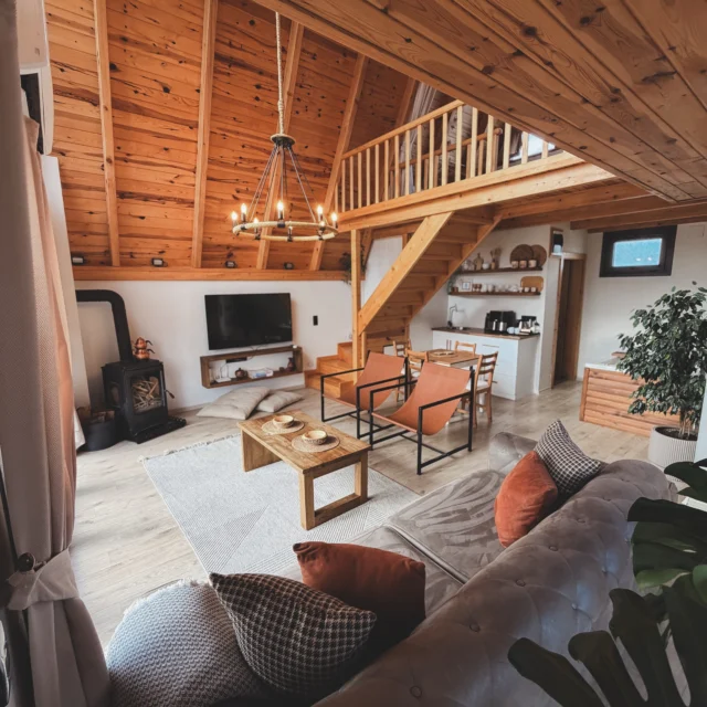 Meona Private Villa 💎

🏡 Modern İskandinav Loft mimari
👥 5 kişi kapasiteli
💧 Hidromasajlı profesyonel jakuzi
🔥 Şömine sobalı geniş oturma alanı
🌿 100 m² müstakil bahçe
🌄 Özel bahçe ve 360° seyir terası
⛰️ Kaçkar Dağları ve deniz manzarası
🍳 Tam donanımlı mutfak
🐾 Evcil hayvan dostu
✈️ Rize-Artvin Havalimanı’na 23dk
🅿️ Ücretsiz özel otopark
📶 Yüksek hızlı WiFi

@meonavilla #tammahremiyet